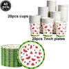 Un set de 40 pièces comprenant 20 tasses et 20 assiettes de sept pouces décorées de motifs de pastèque.