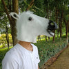 Person trägt eine weiße Fantasy-Pferde-Maske im Wald.
