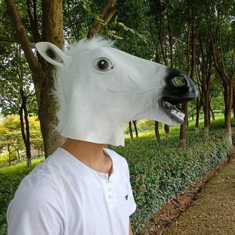 Person trägt eine weiße Fantasy-Pferde-Maske im Wald.