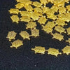 Haufen kleiner goldener Geld-Schildkrötenfiguren für Wohlstand.