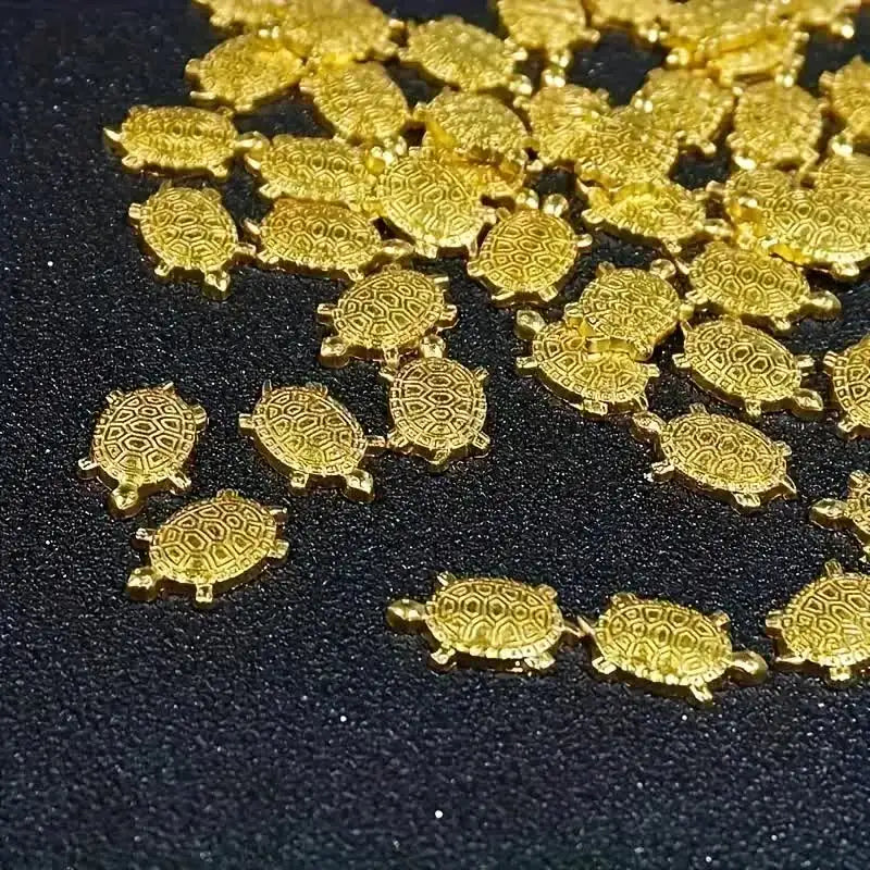 Haufen kleiner goldener Geld-Schildkrötenfiguren für Wohlstand.