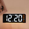 Reloj de alarma LED digital que muestra las 12:20 con los días de la semana y una luz nocturna montada en la pared.