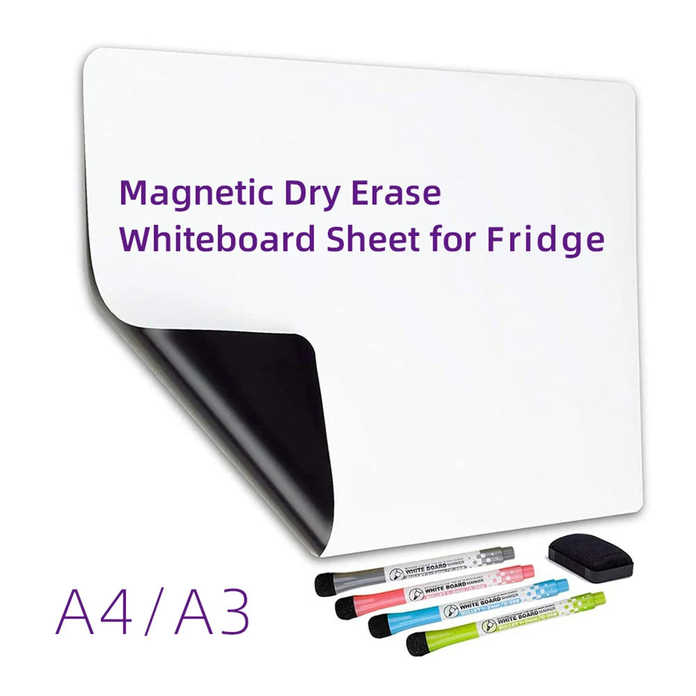 Eine magnetische Whiteboard-Tafel zum Abwischen für die Kühlschranktür, mit mehreren ähnlichen Tafeln darunter.