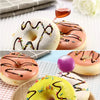 Eine Sammlung farbenfroher und dekorierter Donuts, darunter glasierte, gefrorene und gesprenkelte Sorten.