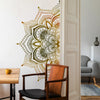 Une chaise en bois est placée à côté d'un autocollant mural avec un motif de lotus mandala doré sur un mur blanc.