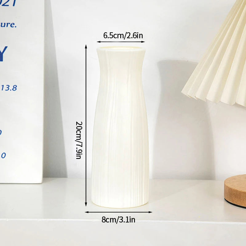 Hoher, weißer, geriffelter Plastikblumenvase auf einem weißen Regal.