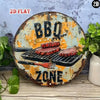Panneau de grill BBQ vintage avec lettres noires sur plaque métallique usée.