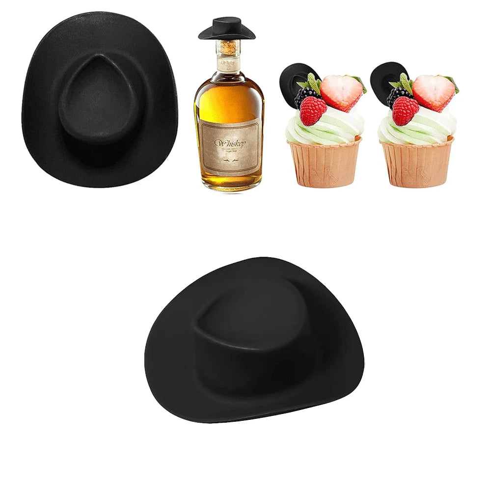 Un set de cadeaux pour une fête western cowgirl miniature comprenant un chapeau noir, une bouteille en verre et deux cupcakes