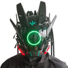Máscara de juego cyberpunk negra con visor circular verde brillante y detalles intrincados.