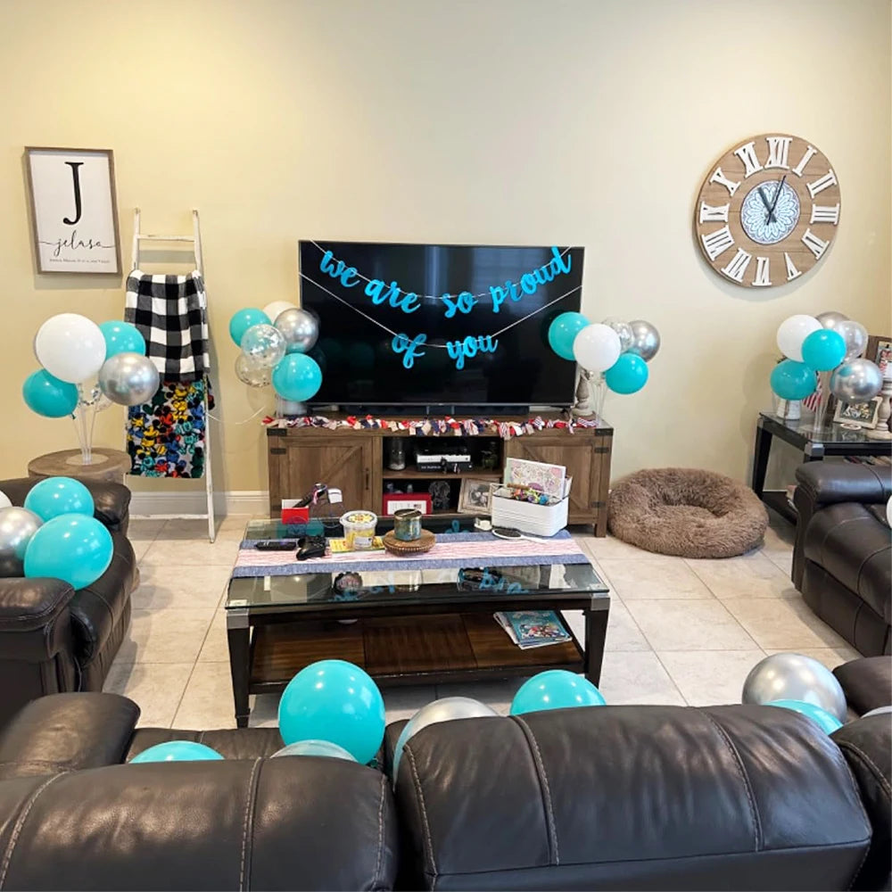 Eine Anordnung von matten blauen und silbernen Ballons auf einem Tisch in einem gut beleuchteten Raum.