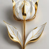 Escultura floral dorada que se asemeja a un girasol, con pétalos y hojas blancas.