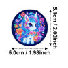 Pegatina circular con un unicornio azul lindo de pelo morado y rosa rodeado de flores coloridas.