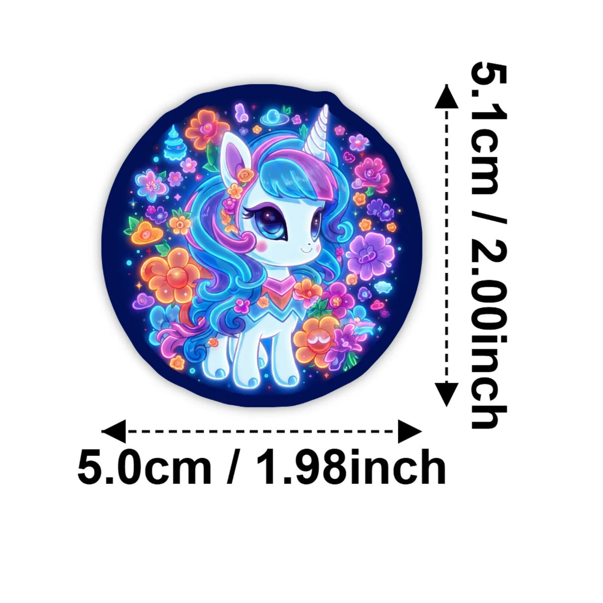 Pegatina circular con un unicornio azul lindo de pelo morado y rosa rodeado de flores coloridas.