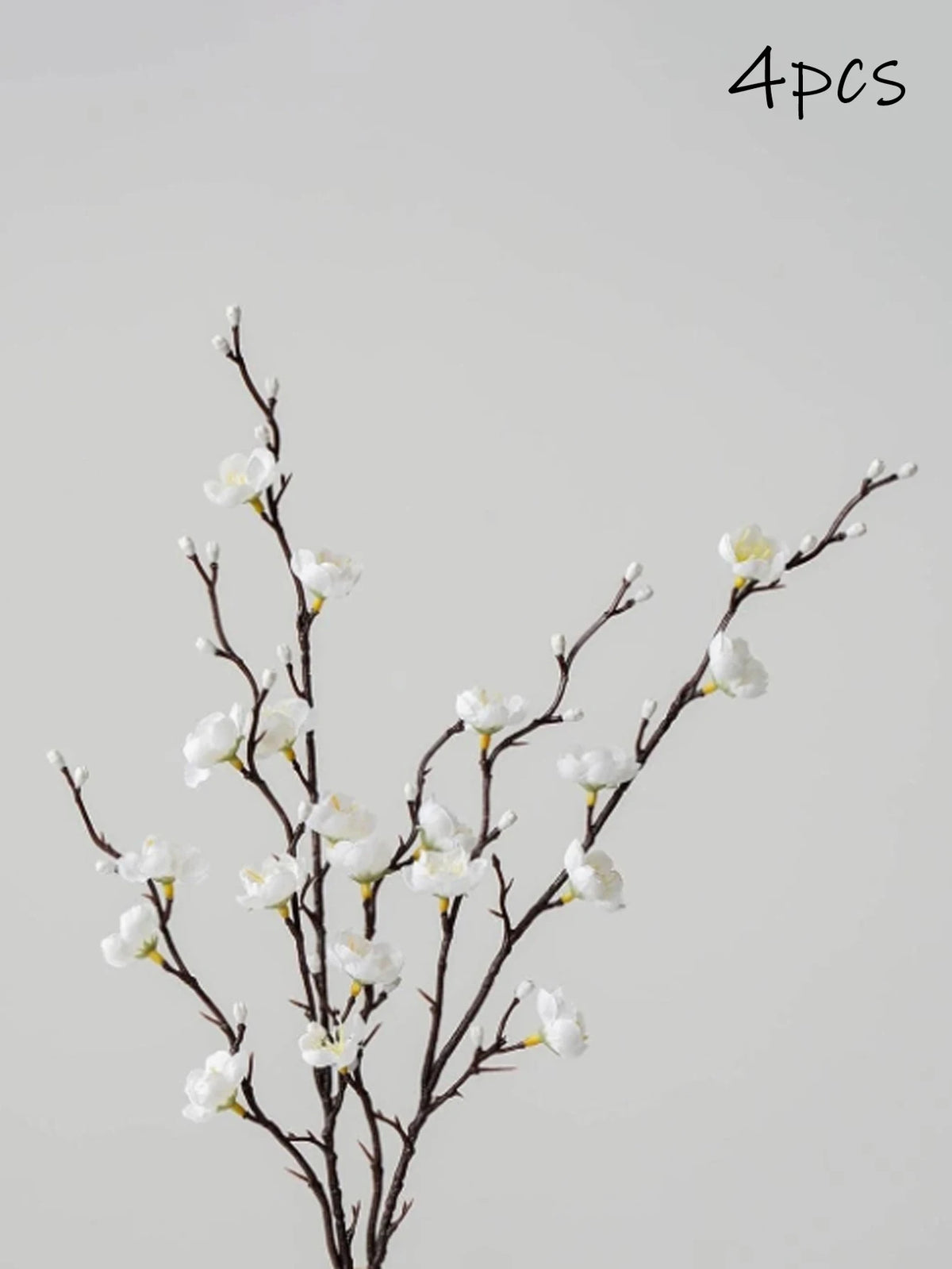 Cuatro ramas de flor de ciruelo artificial blanco sobre fondo gris para decoración del hogar