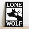 Schwarz-weißes Kunstdruck mit den Worten LONE und WOLF sowie einer Silhouette eines Hundekopfes und einer Hand.