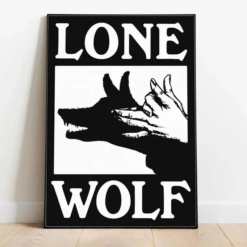 Schwarz-weißes Kunstdruck mit den Worten LONE und WOLF sowie einer Silhouette eines Hundekopfes und einer Hand.