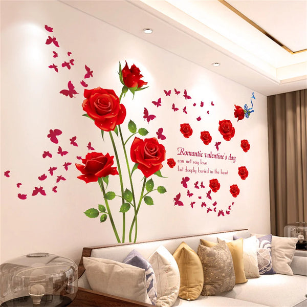 Rote Rosen-Wandsticker mit rosa Schmetterlingen und romantischem Valentinstagstext an einer weißen Wand