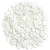 Pila de pétalos de flores de seda artificial blanca para decoración del hogar y bodas.