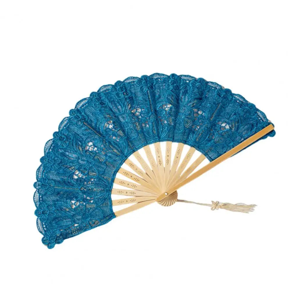 Abanico plegable de encaje azul verdoso con marco de madera dorada y borla.