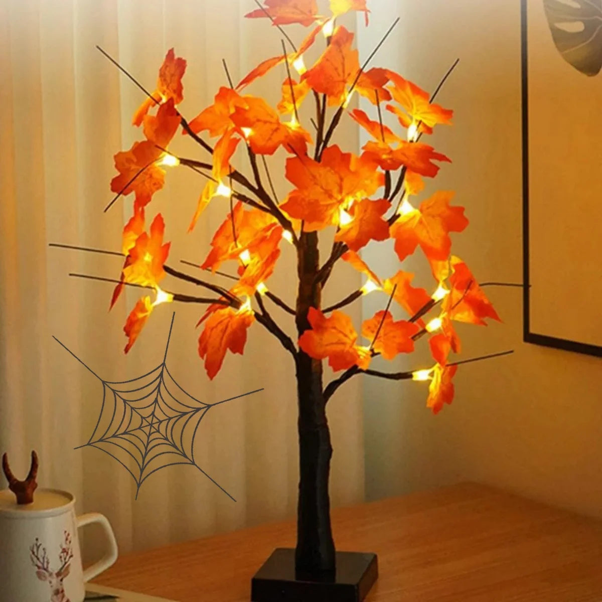 Installation lumineuse d'un arbre de bouleau noir artificiel avec des feuilles de érable orange vif et un filet d'araignée dé