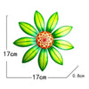 Escultura de flor de metal verde vibrante con centro rojizo, mostrada con dimensiones.