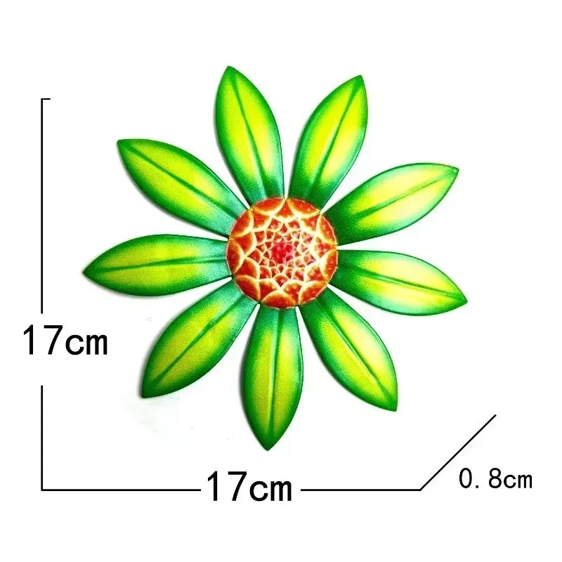 Escultura de flor de metal verde vibrante con centro rojizo, mostrada con dimensiones.
