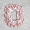 Porte-cartes en dentelle rose décorée d'un nœud de ruban satiné et d'un charm