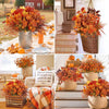 Ein Set künstlicher Herbstblumen in verschiedenen Orange-, Rot- und Gelbtönen in dekorativen Töpfen und Arrangements.
