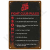 Dunkles Metallschild mit roter Schrift, das acht Regeln des Fight Clubs auflistet.