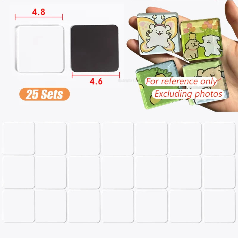 Una mano sostiene un juego de 25 imanes de nevera de acrílico transparente con diseños de animales lindos.