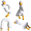 Un ensemble de figurines d'oies blanches dans diverses poses, debout et allongées.