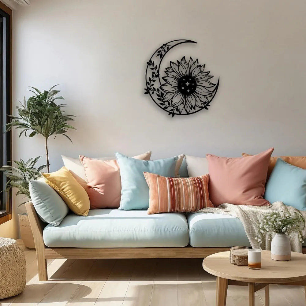 Art mural métal noir avec un tournesol et une lune en croissant détaillé sur un mur blanc.
