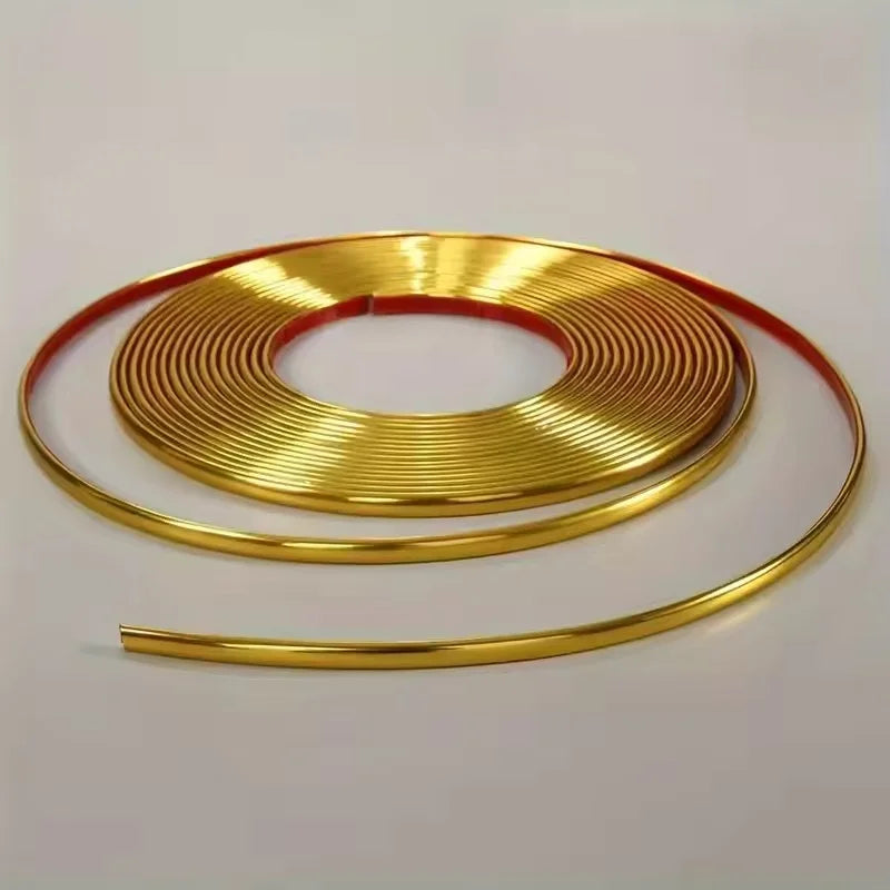 Bobine de moulure miroir couleur or pour application autocollante 3D.