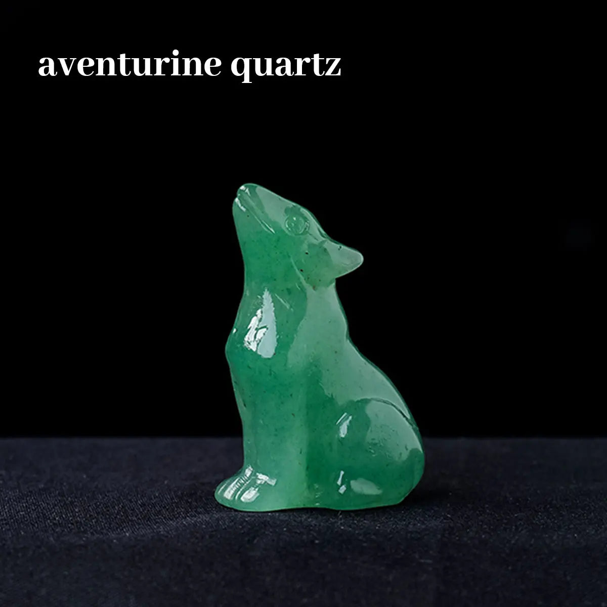 Glattes, durchscheinendes grünes Aventurin-Quarz-Schnitzwerk eines Wolfes auf einer dunklen Oberfläche.
