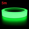 Un rouleau de ruban adhésif phosphorescent, auto-adhésif, de 5m, émettant une lumière verte vive.