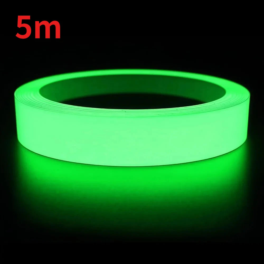 Un rouleau de ruban adhésif phosphorescent, auto-adhésif, de 5m, émettant une lumière verte vive.