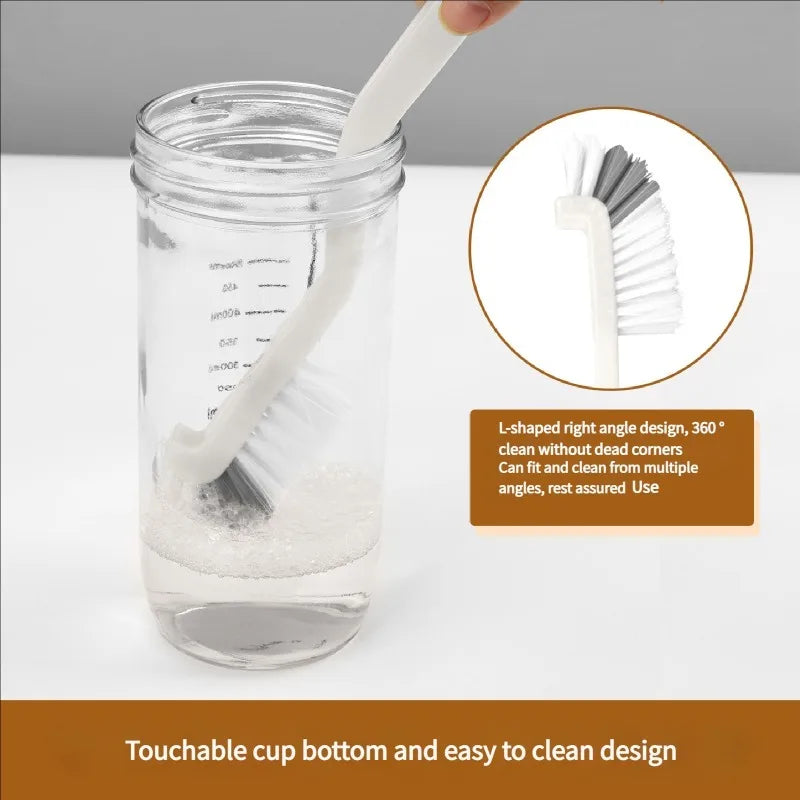 Un frasco de vidrio con agua y un cepillo de silicona blanco junto a una inserción que muestra el ángulo recto en forma de L