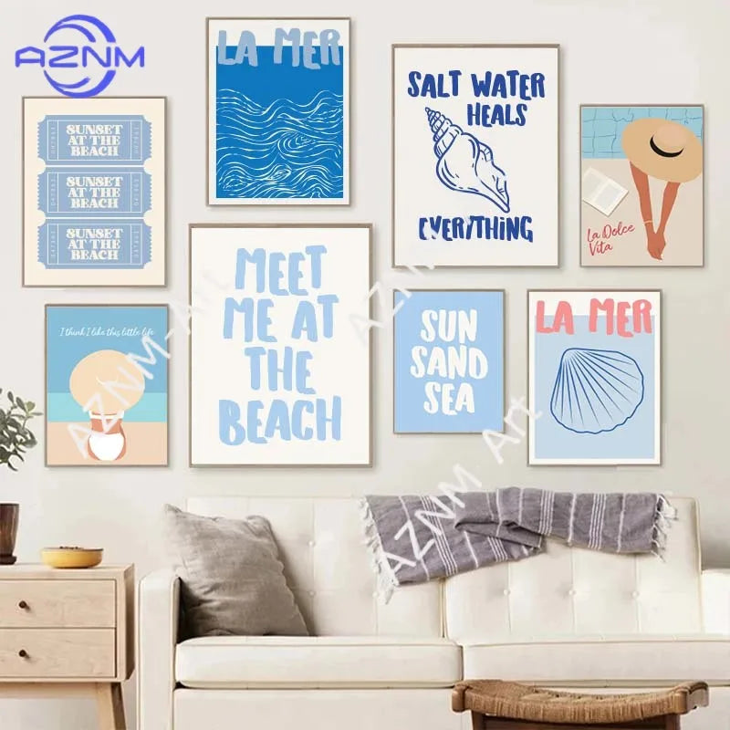 Eine Sammlung von neun Leinwanddrucken mit Meeres- und Strandthemen, darunter Zitate wie „La Mer“ und „Salt Water Heals“.