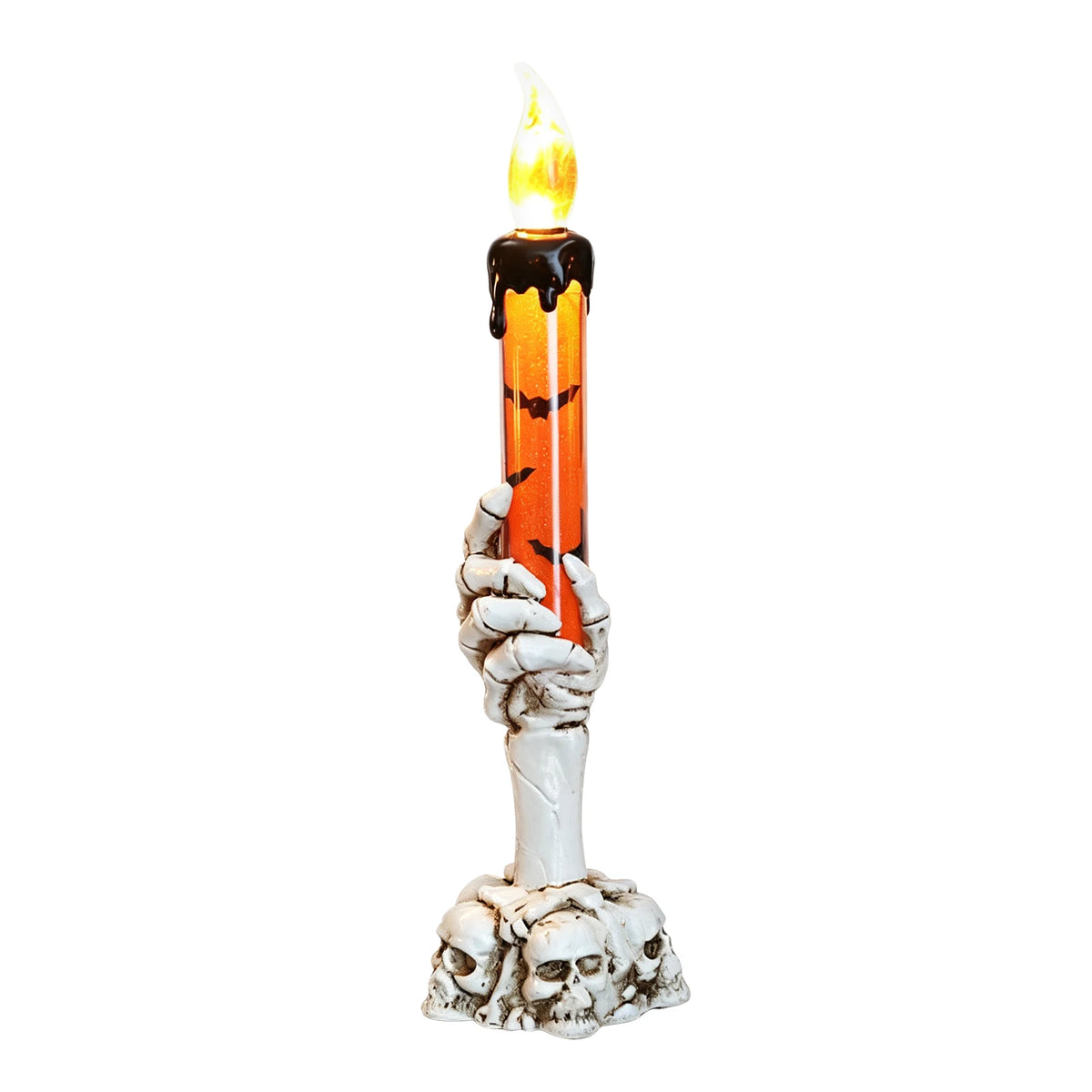Gruselige Geisthand aus weißem Gips hält eine hohe Kerze mit flackernder Flamme für Halloween-Dekoration.