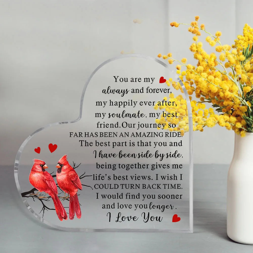 Ornement en acrylique en forme de cœur avec un message d'amour et une paire de pinsons rouges.