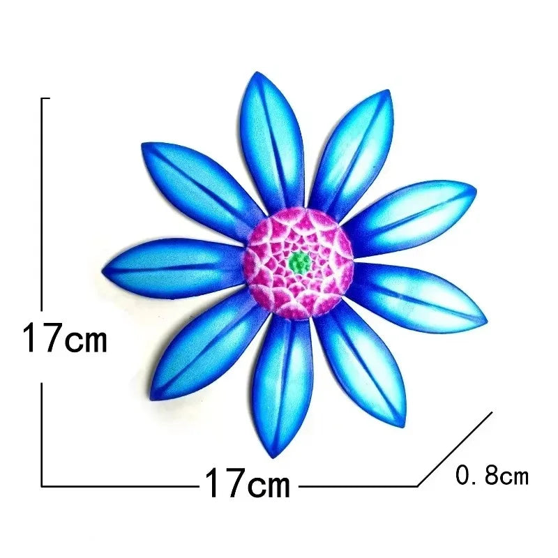 Escultura floral de metal azul vibrante con centro rosa, mostrada con dimensiones.