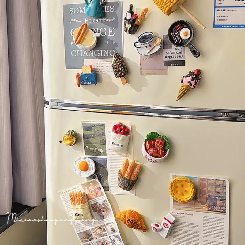 Porte de réfrigérateur décorée de divers aimants et étiquettes à thème alimentaire.