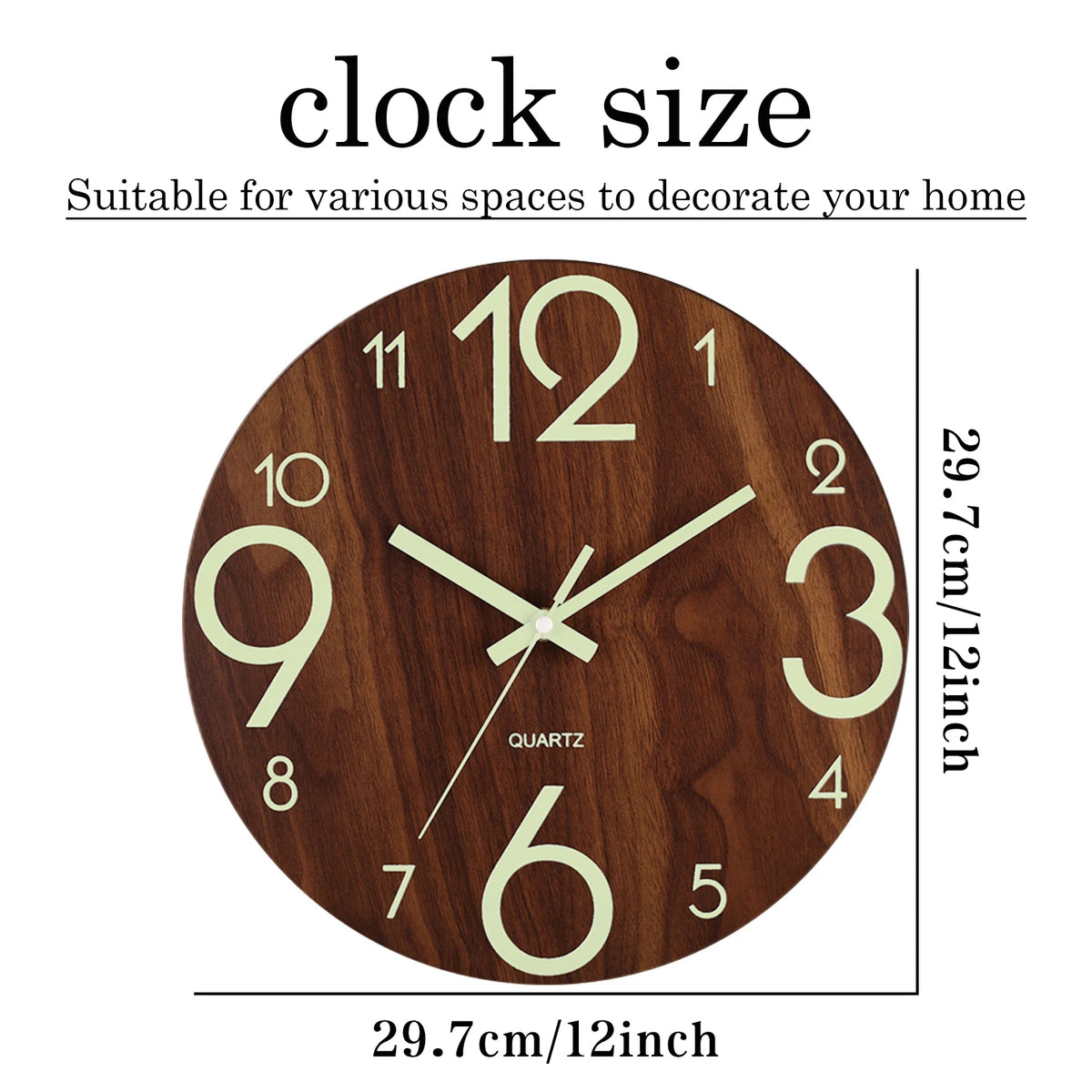 Reloj de pared redondo de madera con esfera marrón oscura y números y manecillas verde claro, mostrando la hora.