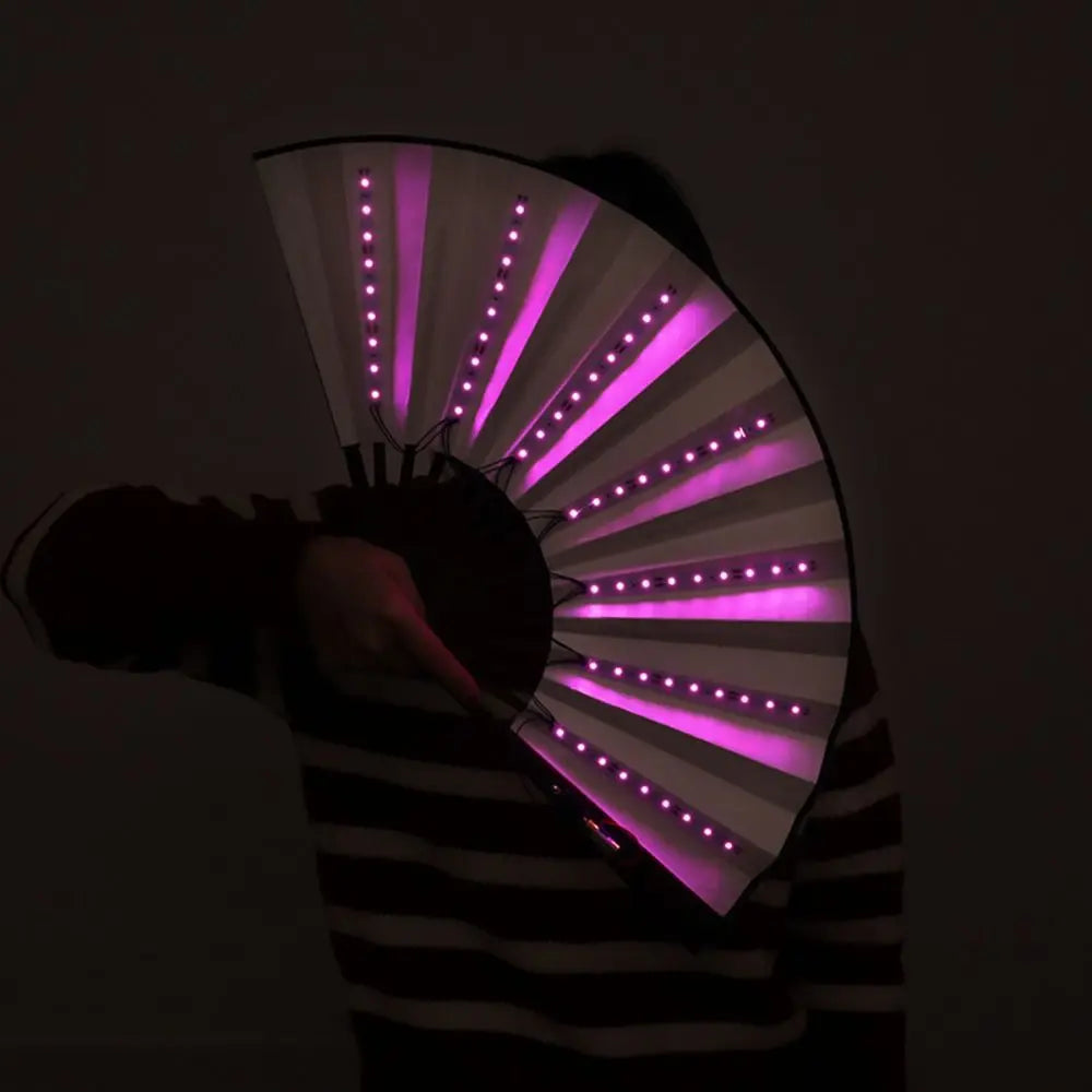 شخص يحمل مروحة ضوئية حريرية LED قابلة للطي، تنبعث منها أشعة ضوء بنفسجي ساطعة.