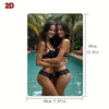 Deux jeunes femmes posent en bikini dans une piscine, avec un panneau vintage d'art mural en métal.