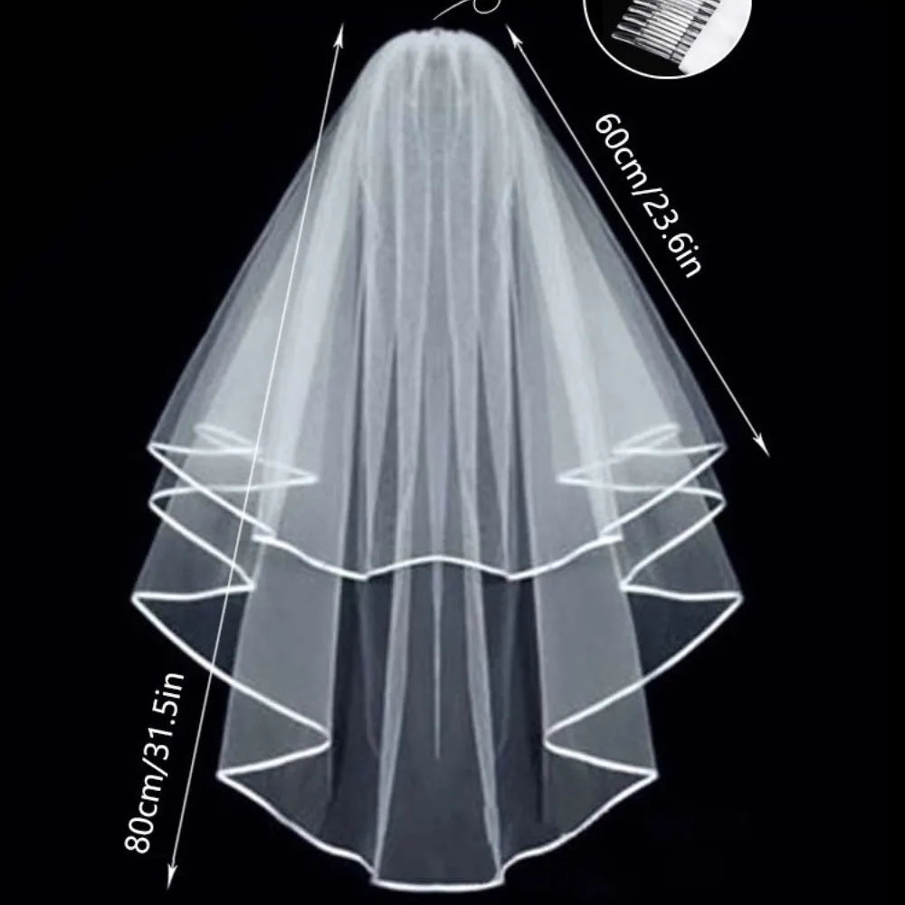 Voile de mariée blanc transparent, longueur cathédrale et bandeau assorti, sur fond noir.