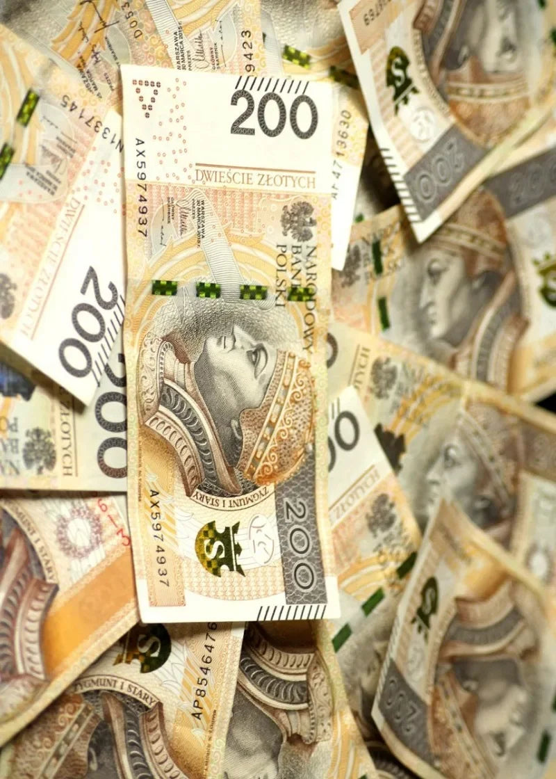 لقطة مقربة لمجموعة من النقود البولندية، أغلبها فئات 200 زلوتي.