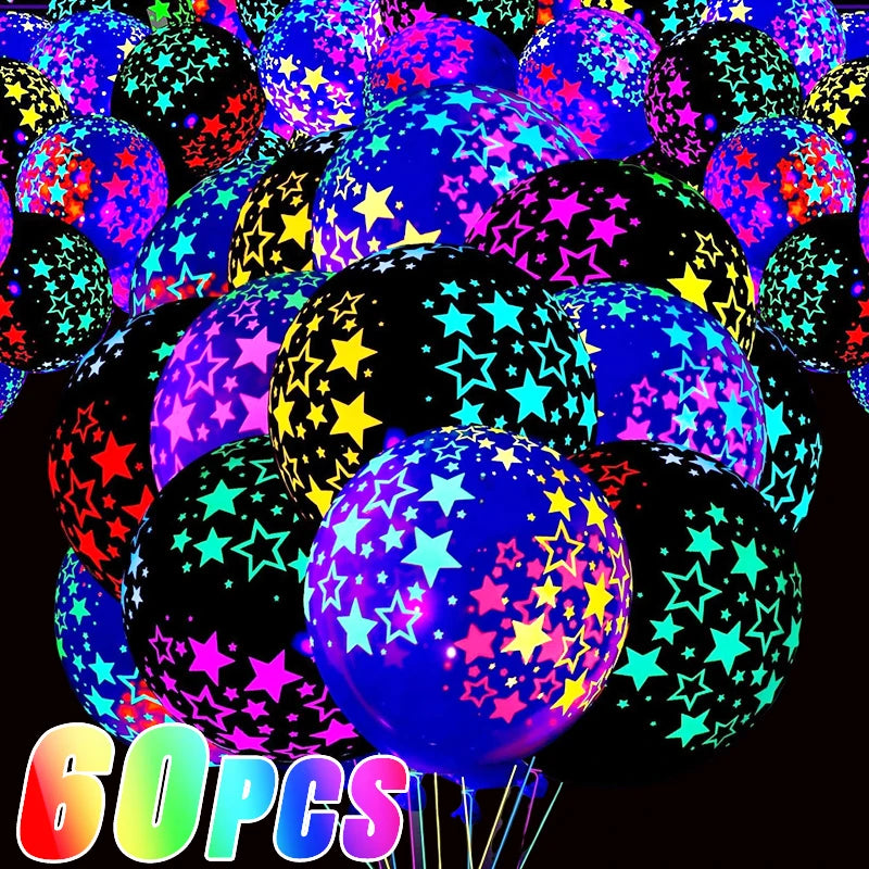 Nahaufnahme von vielen leuchtenden Latexballons in verschiedenen Farben und Mustern vor schwarzem Hintergrund.