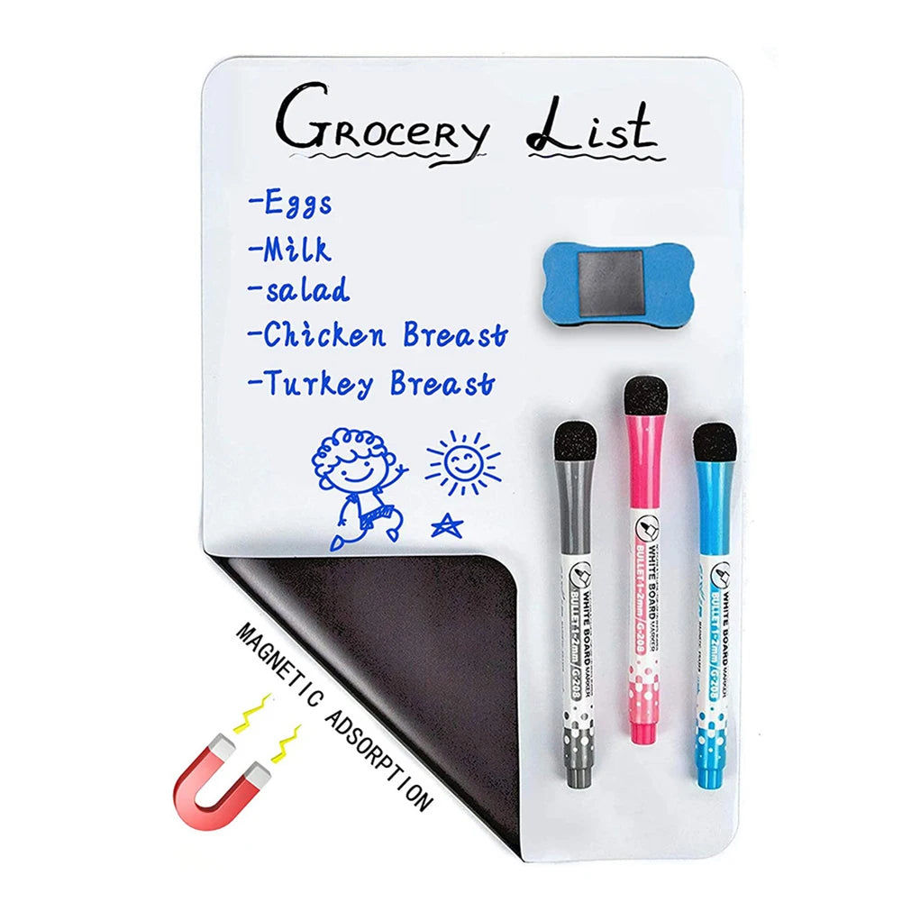 Weiße magnetische Einkaufsliste-Whiteboard mit mehreren angehefteten Lebensmitteln