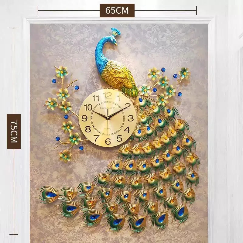 Horloge murale élégante avec motif de paon doré et bleu sur fond clair.